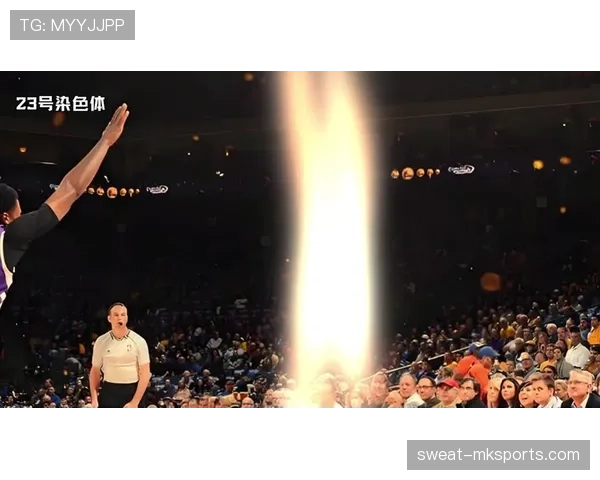 克莱汤普森重返勇士主场，全场球迷献上热烈掌声